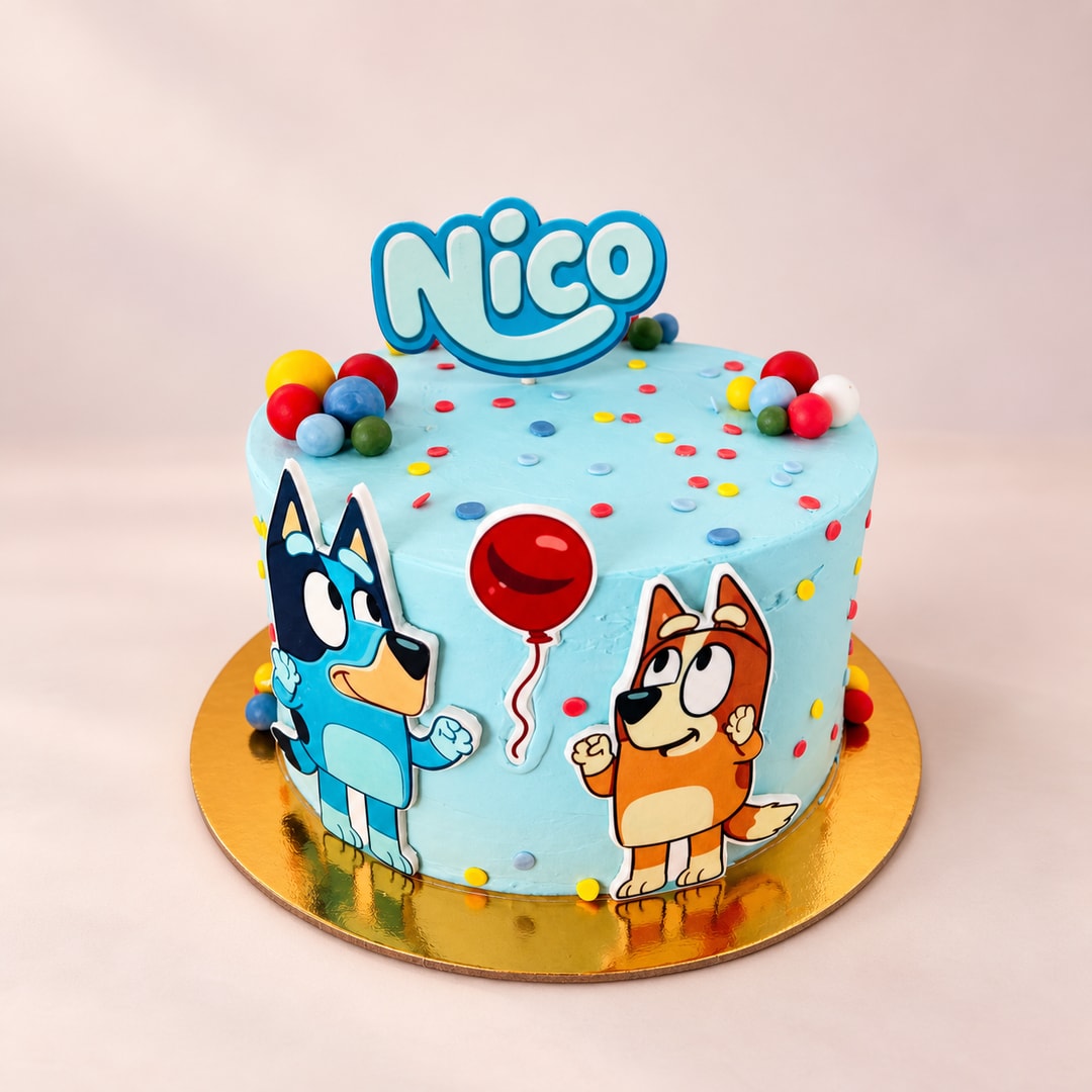 Tarta infantil personalizada azul con el nombre Nico y decoración de personajes